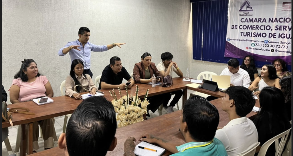 Participantes en una sesión de trabajo y capacitación de CANACO SERVYTUR Iguala.