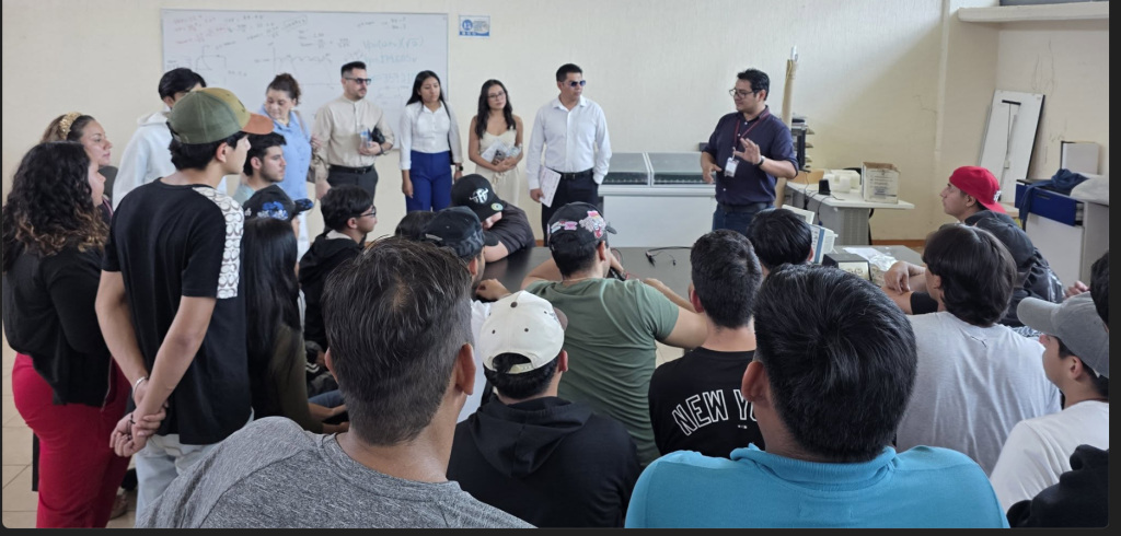 Estudiantes participan en una actividad de orientación y aprendizaje.