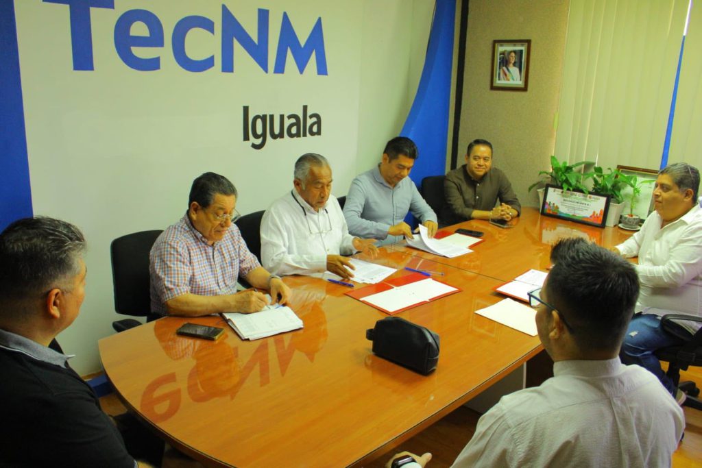 Reunión de trabajo y firma de documentos en el TecNM de Iguala.