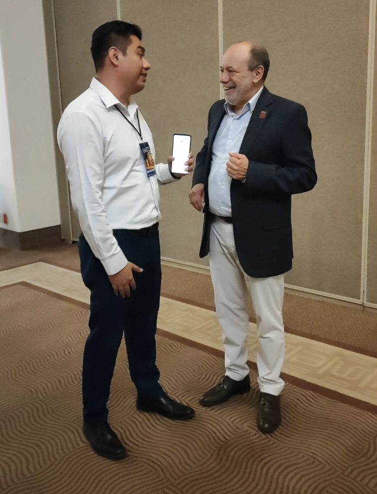 Encuentro y conversación entre dos participantes en un evento empresarial.